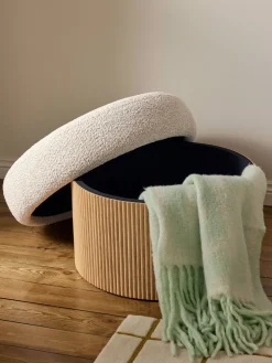 Puf grande tapizado en borreguillo bouclé con espacio de almacenamiento Nala