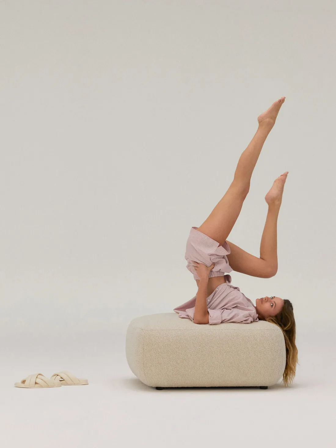 Puf reposapiés en tejido bouclé Sofia