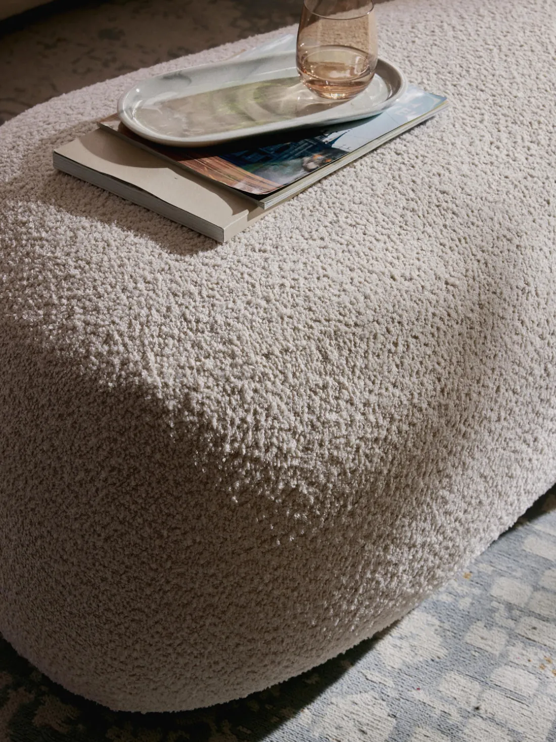 Puf reposapiés grande de borreguillo bouclé Alba