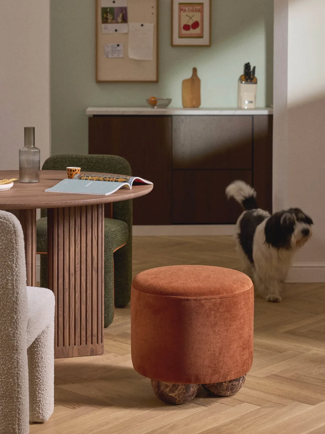 Puf reposapiés tapizado con patas de bola de mármol Lino