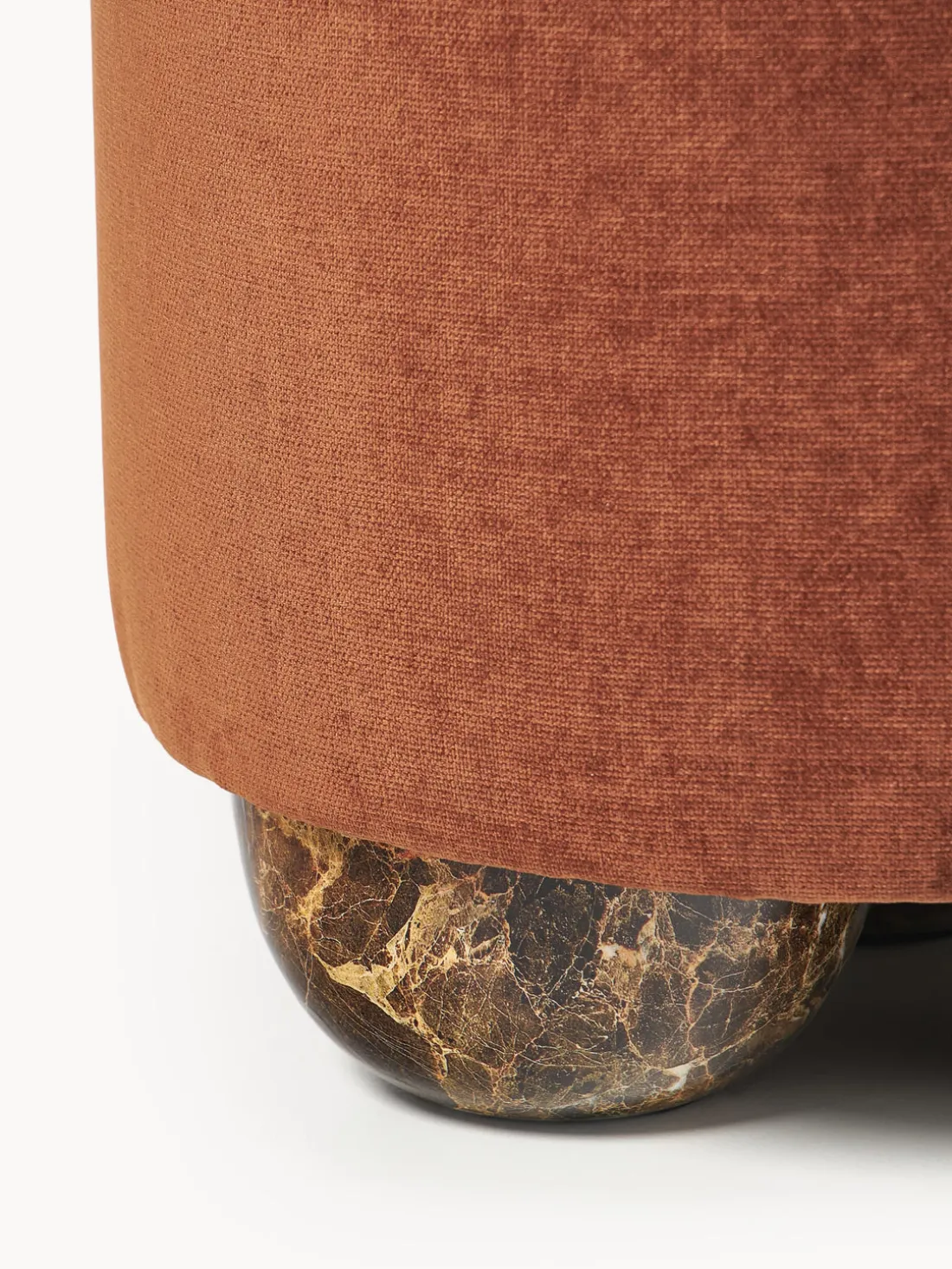 Puf reposapiés tapizado con patas de bola de mármol Lino