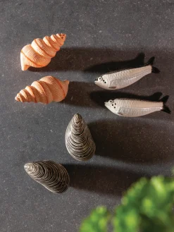 Salero y pimentero artesanales de dolomita Shell, 2 uds.