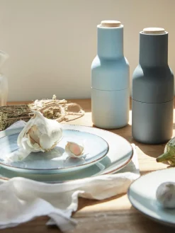 Salero y pimentero de diseño con tapa de haya Bottle Grinder, 2 uds.