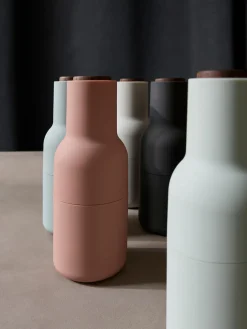 Salero y pimentero de diseño con tapa de haya Bottle Grinder, 2 uds.