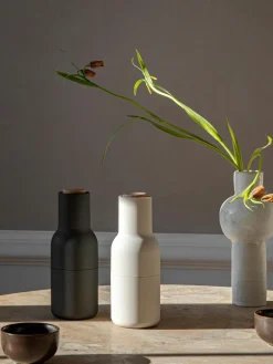 Salero y pimentero de diseño con tapa de haya Bottle Grinder, 2 uds.