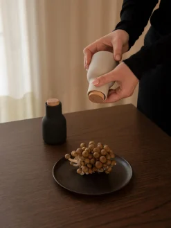 Salero y pimentero pequeños de diseño Bottle Grinder, 2 uds.