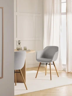 Silla con asiento estrecho y reposabrazos Fiji