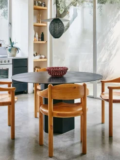 Silla con reposabrazos con madera de pino Daumiller