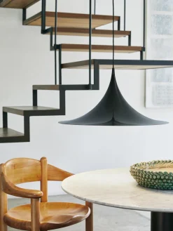 Silla con reposabrazos con madera de pino Daumiller