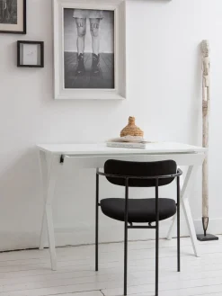 Silla con reposabrazos de terciopelo y metal Elvy