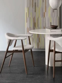 Silla con reposabrazos de madera de nogal Masculo