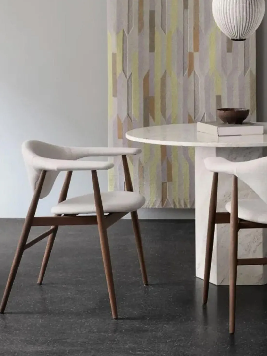 Silla con reposabrazos de madera de nogal Masculo