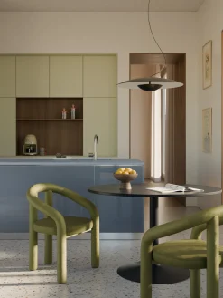 Silla con reposabrazos de terciopelo Calan