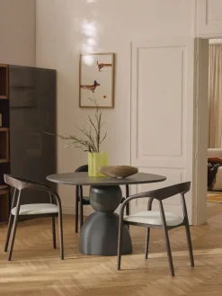 Silla con reposabrazos de madera de fresno y asiento tapizado Camille