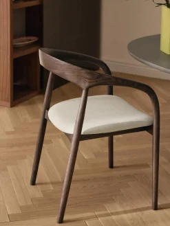 Silla con reposabrazos de madera de fresno y asiento tapizado Camille