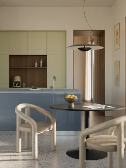 Silla con reposabrazos de terciopelo Calan