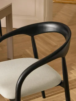 Silla con reposabrazos de madera de fresno y asiento tapizado Camille