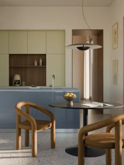 Silla con reposabrazos de terciopelo Calan