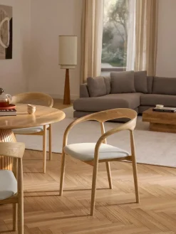 Silla con reposabrazos de madera de fresno y asiento tapizado Camille