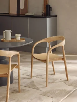 Silla con reposabrazos de madera de fresno Camille