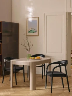 Silla con reposabrazos de madera de fresno y asiento tapizado Camille