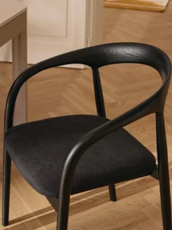 Silla con reposabrazos de madera de fresno y asiento tapizado Camille
