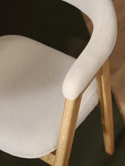 Silla con reposabrazos tapizada Nik