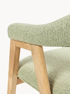 Silla con reposabrazos tapizada en tejido bouclé Nik