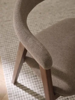 Silla con reposabrazos tapizada Nik