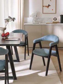 Silla con reposabrazos tapizada en tejido bouclé Nik