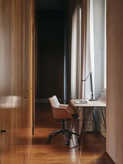 Silla de escritorio con reposabrazos Q/WOOD, altura regulable