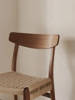 Silla de madera con asiento tejido a mano CH23