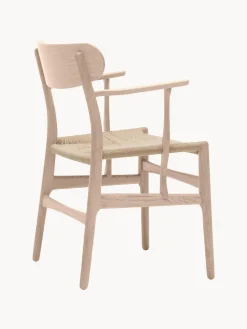 Silla de madera con asiento tejido a mano y reposabrazos CH36