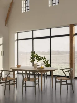 Silla de madera con asiento tejido a mano CH24