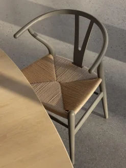 Silla de madera con asiento tejido a mano CH24