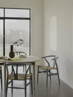 Silla de madera con asiento tejido a mano CH24