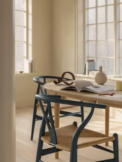 Silla de madera con asiento tejido a mano CH24