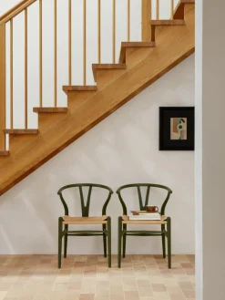 Silla de madera con asiento tejido a mano CH24