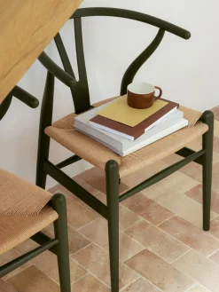 Silla de madera con asiento tejido a mano CH24