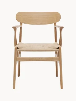 Silla de madera con asiento tejido a mano y reposabrazos CH36