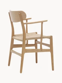 Silla de madera con asiento tejido a mano y reposabrazos CH36