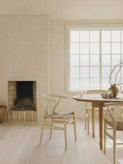 Silla de madera con asiento tejido a mano CH24