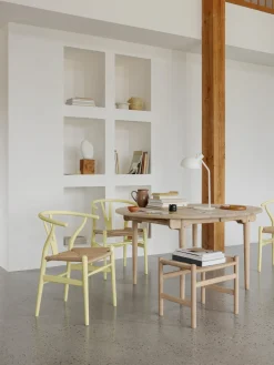 Silla de madera con asiento tejido a mano CH24