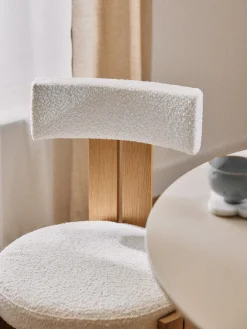 Silla de madera con tapizado bouclé Katya