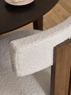 Silla de madera con tapizado bouclé Katya