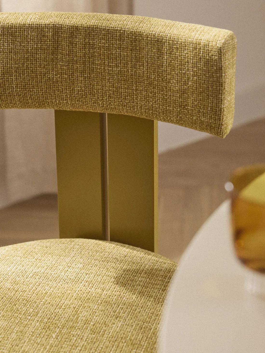 Silla de madera tapizada Katya