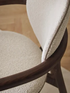 Silla de madera tapizado en tejido bouclé Maia