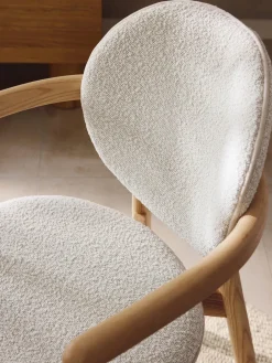 Silla de madera tapizado en tejido bouclé Maia