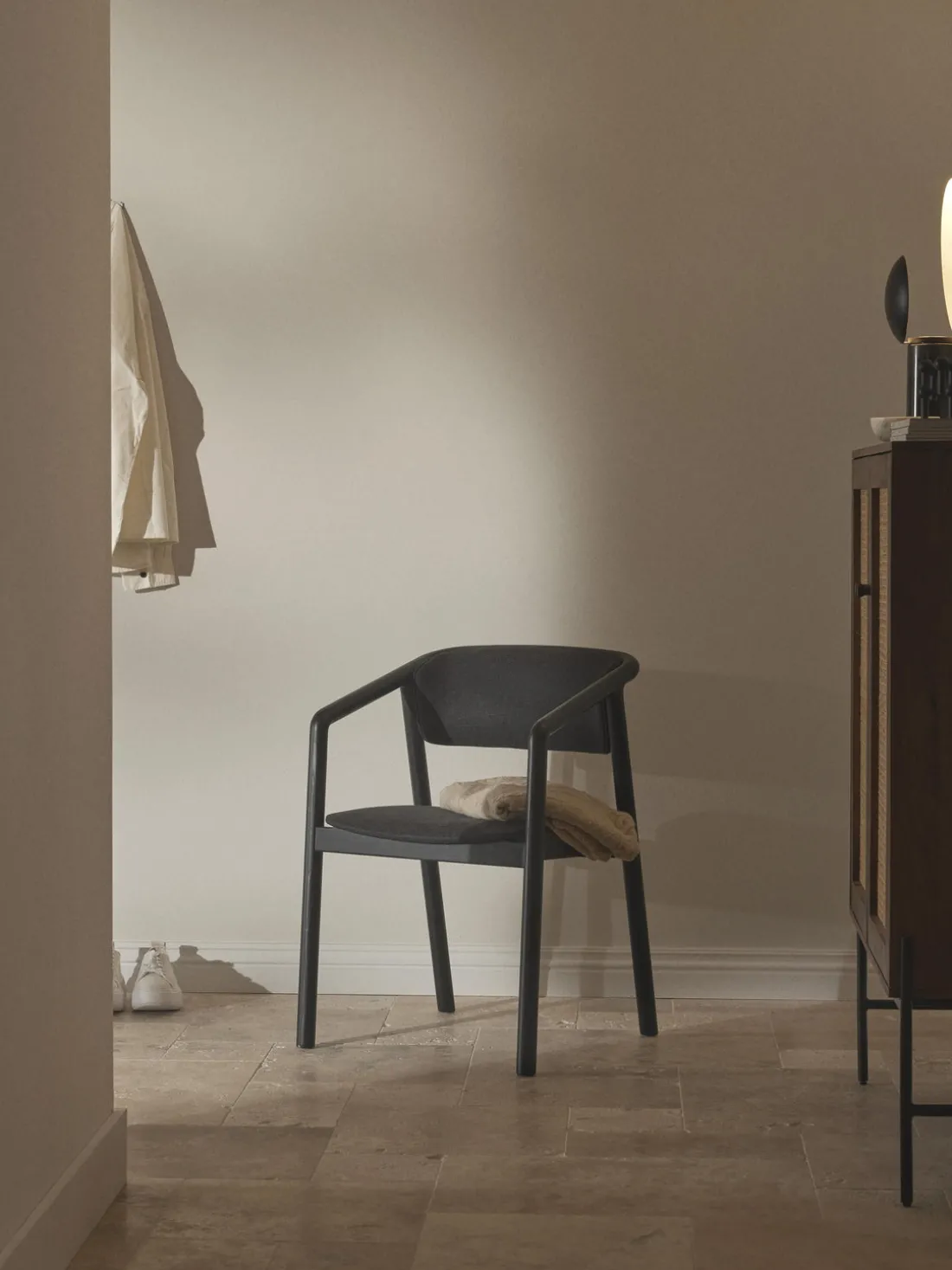 Silla tapizada con reposabrazos Gali