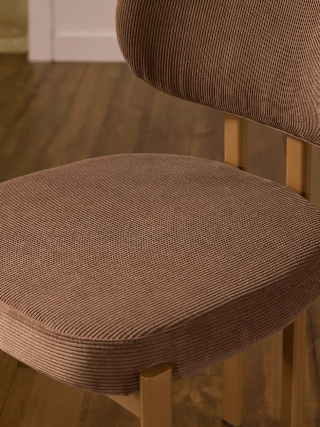 Silla tapizada de pana Adrien